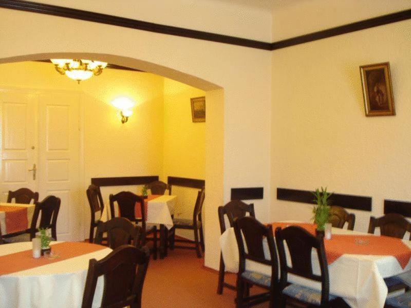Pension Hotel Fast Radauti Ngoại thất bức ảnh