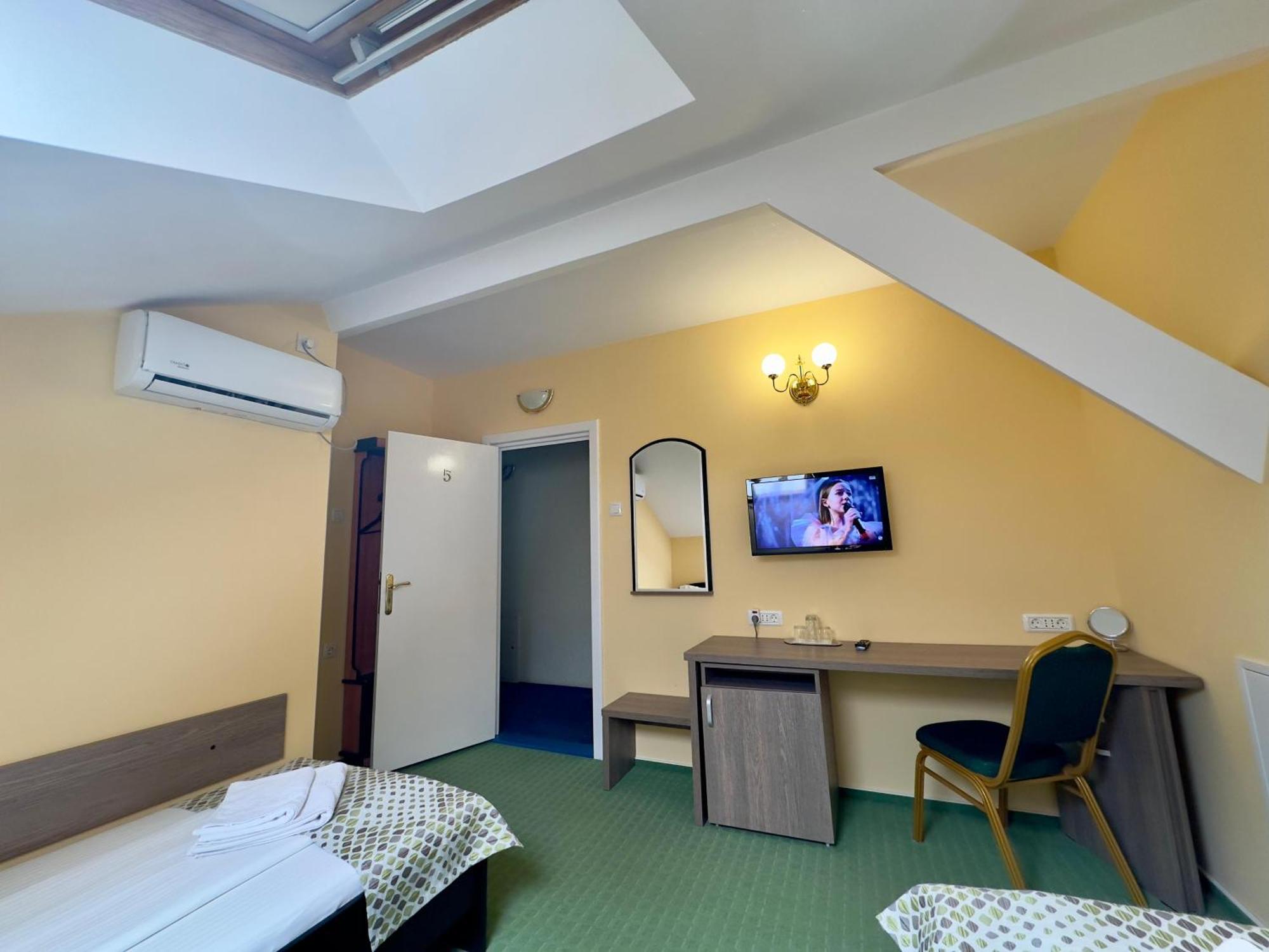 Pension Hotel Fast Radauti Ngoại thất bức ảnh