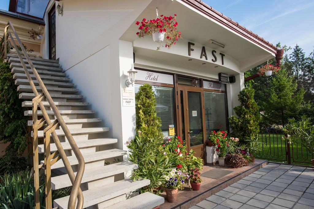 Pension Hotel Fast Radauti Ngoại thất bức ảnh